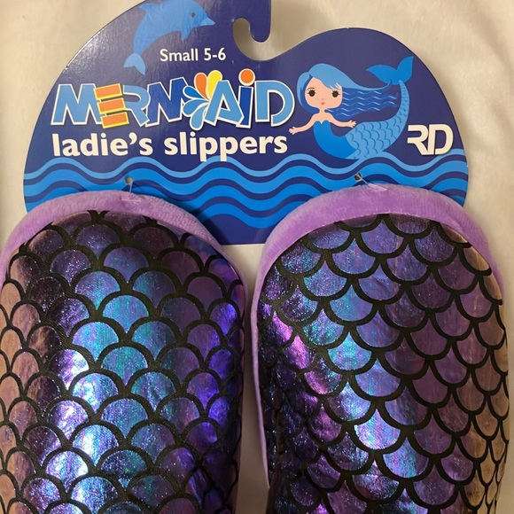NWT Royal Deluxe NY Mermaid Slippers Kids 5/6 Pink iridescent scales - Picture 2 of 4